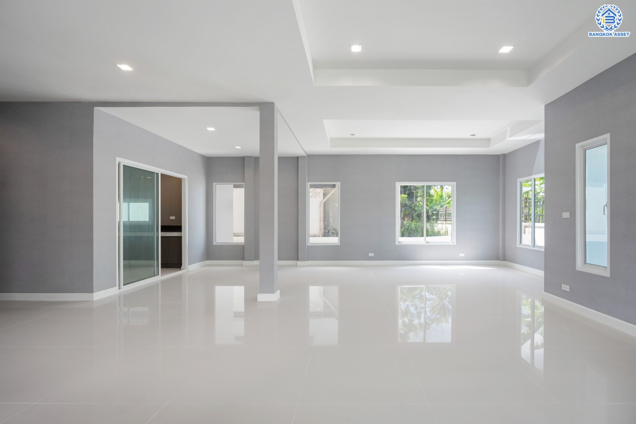 บ้านมือสองตกแต่งใหม่ ม.ราชพฤกษ์ บางบอน4 หลังมุม ตกแต่งหรูหรา เนื้อที่ 102 ตร.ว. ฟังก์ชัน 3 ห้องนอน 3 ห้องน้ำ จอดรถได้ 4 คัน พื้นที่สนามหญ้ากว้างกว่า 106 ตร.ม. บนทำเลศักยภาพ เชื่อมต่อหลายเส้นทาง ใกล้เดอะมอลล์บางแค จุดขึ้นทางด่วน "เพชรเกษม" และรถไฟฟ้าสายสีน้ำเงิน "สถานีหลักสอง"